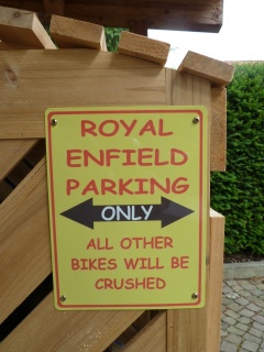 Royal Enfield Parking Only auf unserem Mülltonnenhäuschen