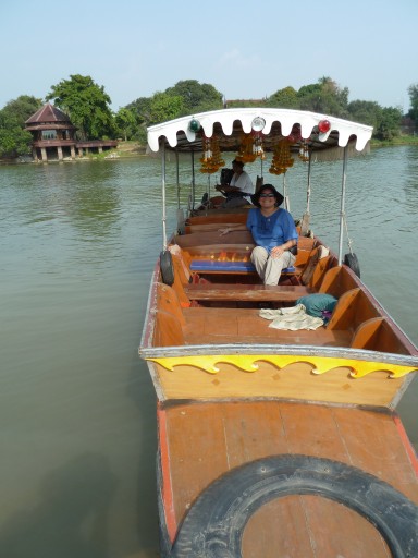 Mit dem longboat um die Altstadt von Ayutthaya